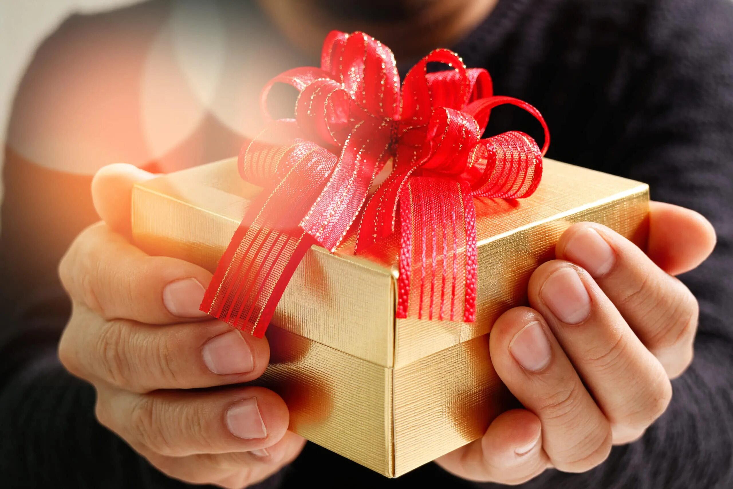 Увидеть сюрприз. Подарки. Подарок в руках. Мужская рука с подарком. Подарочная коробка "руки".