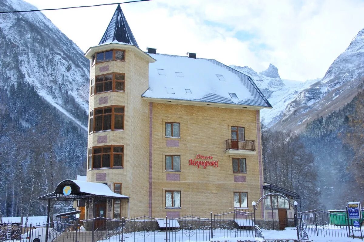 Отель кристалл домбай официальный сайт. Гостиница домбай в домбае. Горнолыжные отели домбай. Отель саулук в домбае. Горнолыжные отели домбай.