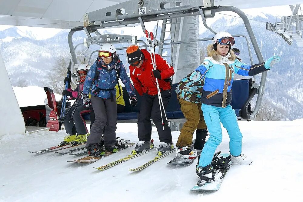 Вакансии горнолыжный курорт. Сочи горнолыжка март. Турист на лыжах в Сочи. Стройка горнолыжного курорта в Лагонаки.