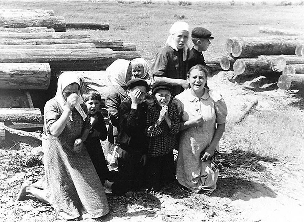 Мирные люди песня. Зверства фашистов дети села 1941. Зверства немцев в годы войны 1941-1945. Пленные дети Великой Отечественной войны 1941-1945. Пленные женщины в ВОВ 1941-1945.