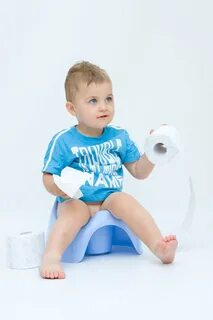 Мальчика приучают писать