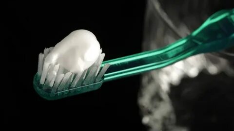 Zubní pasta, váš tajný pomocník při úklidu! 10 nečekaných vychytávek, které udělají z vašeho domova dokonale čisté místo
