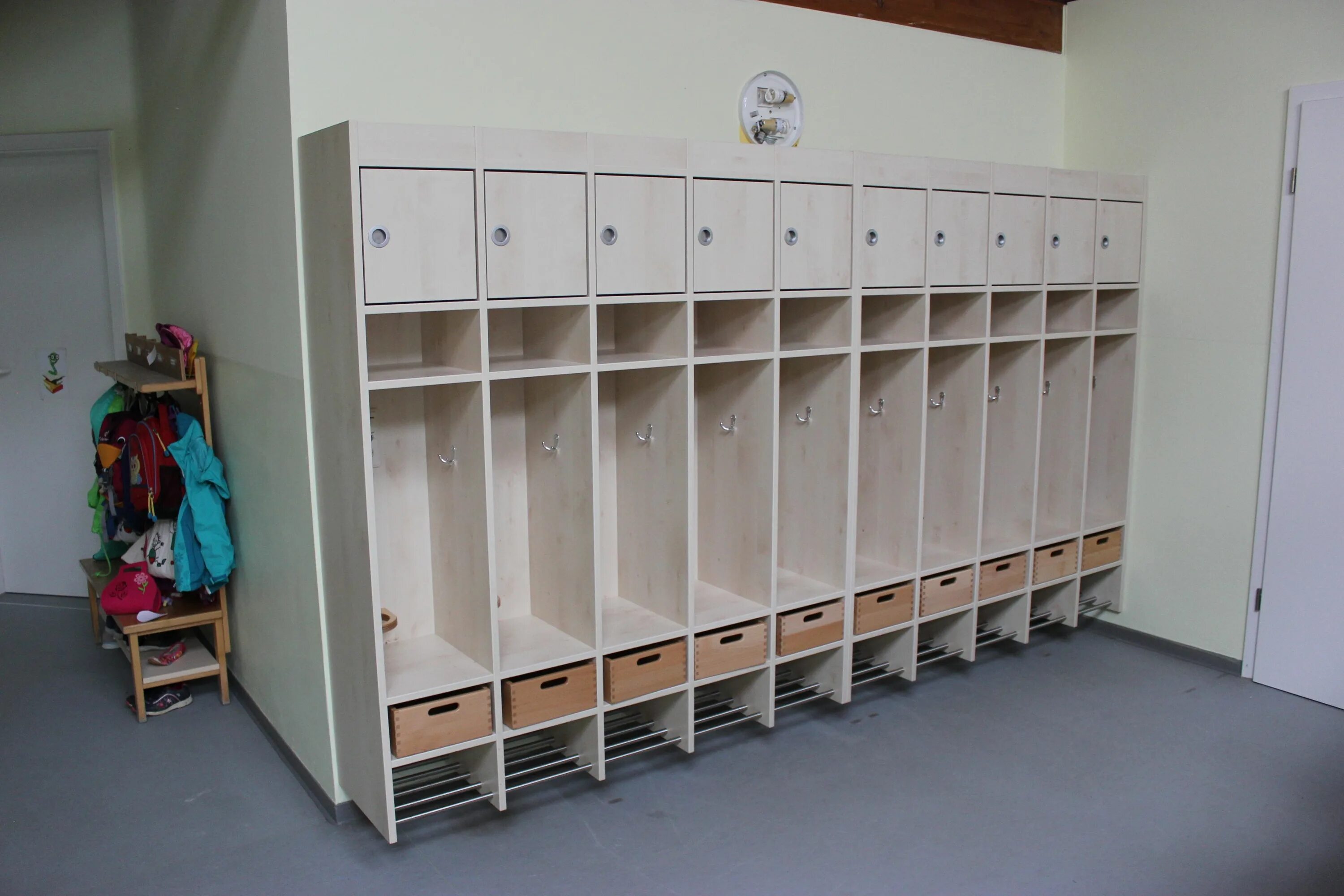 Шкаф для раздевалки. Шкафчики для раздевалок в детский сад. Шкаф для раздевалки. Шкафчики для раздевалок в детский сад. Шкафы для детского сада в раздевалку.