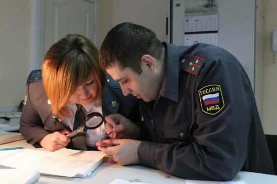 Работница полиции на месте преступления