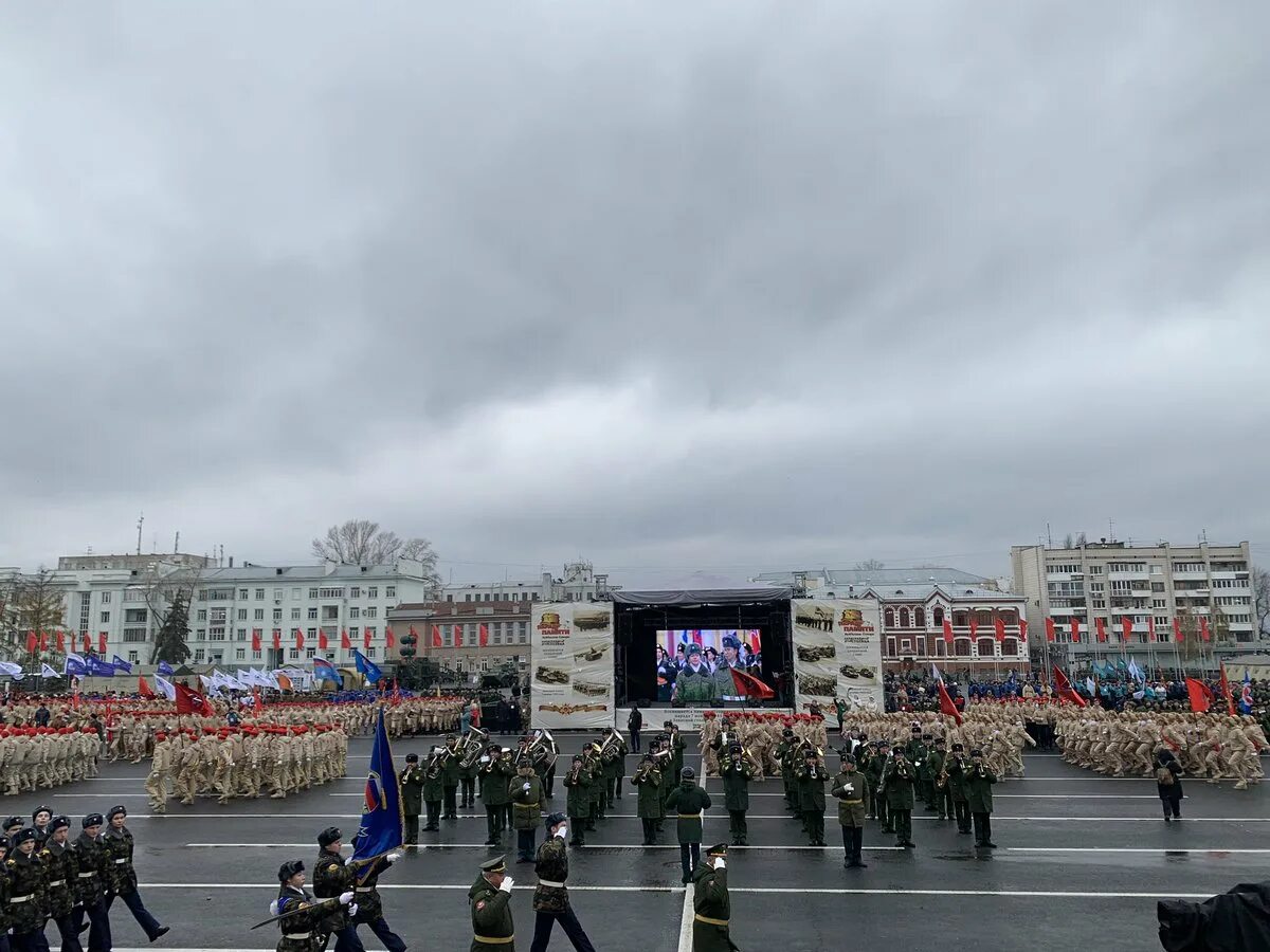 Парад на площади Куйбышева в Самаре 7 ноября 1941. Парад 7 ноября 1941 г на площади Куйбышева в Куйбышеве. Парад памяти Куйбышев Самара. Площадь Куйбышева Самара парад 7 ноября. Парад 1941 года в куйбышеве