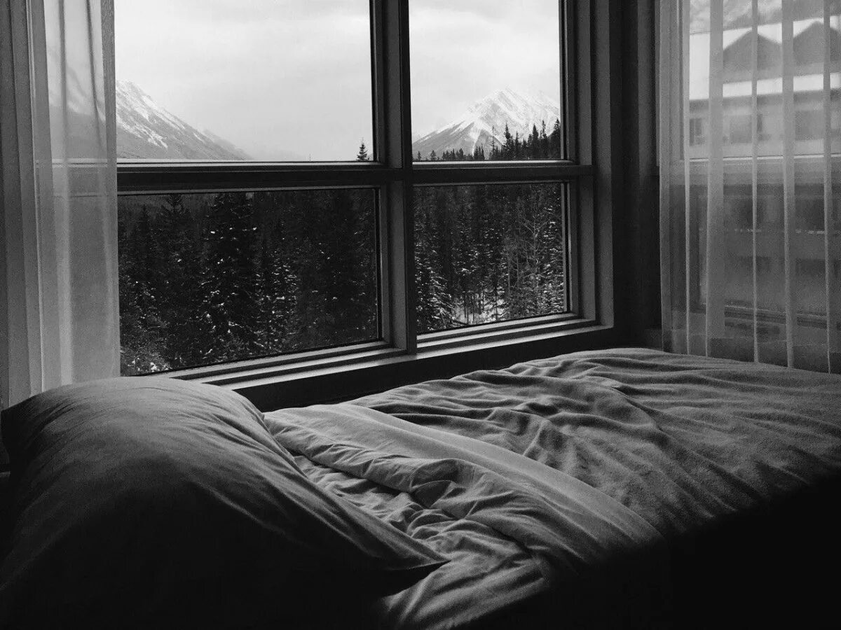 Bed rain. Кровать у окна. Темная комната с большим окном. Комната с окном. Кровать возле окна.