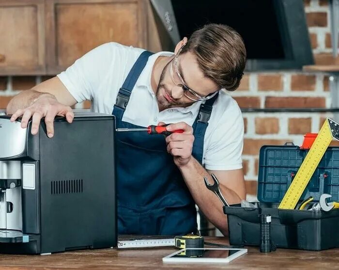 Мастер по ремонту кофемашин. Сломанная кофемашина. Кофеварка в офисе. Поломанная кофемашина. Ремонт кофемашин в офисе.