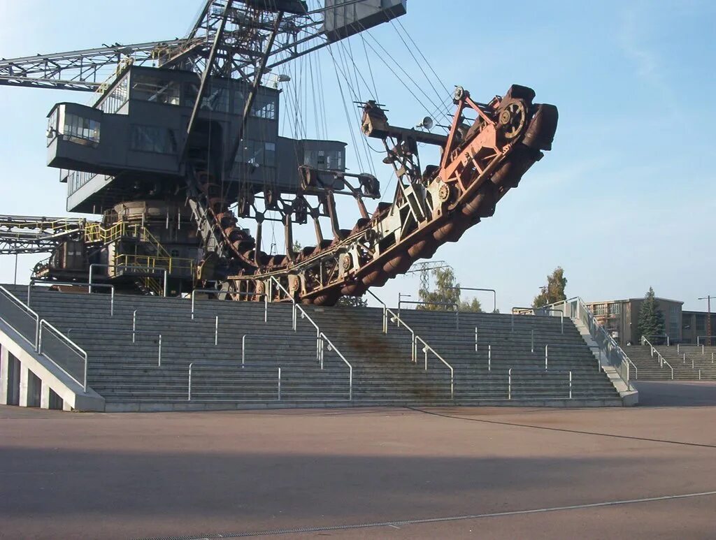 город из металла будущее. железный город. феррополис германия. германия грефенхайнихен ferropolis. фантастический мир.