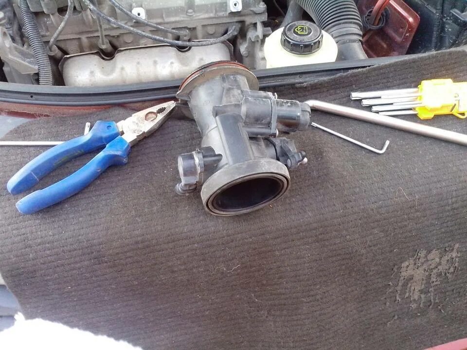 Плавающие обороты логан. Плавающие обороты логан. Фланец термостата рено меган 2. Датчик скорости и плавающие обороты дастер. Прокладка корпуса термостата renault logan 1.