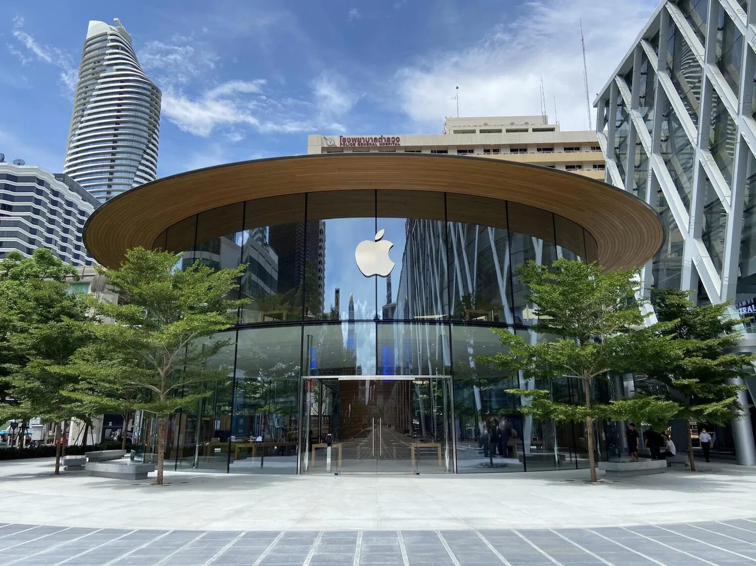 Магазин эпл в тайланде. Apple store central world в бангкоке. Ts apple phuket. Apple парк калифорния. Витрина магазина apple.