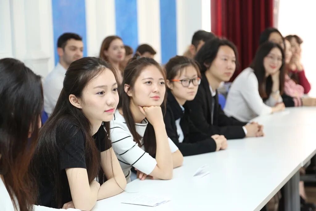 Группа студентов из китая посещала. Вузы китая. китайские студентки. китайцы студенты. китайские студентки вузов.