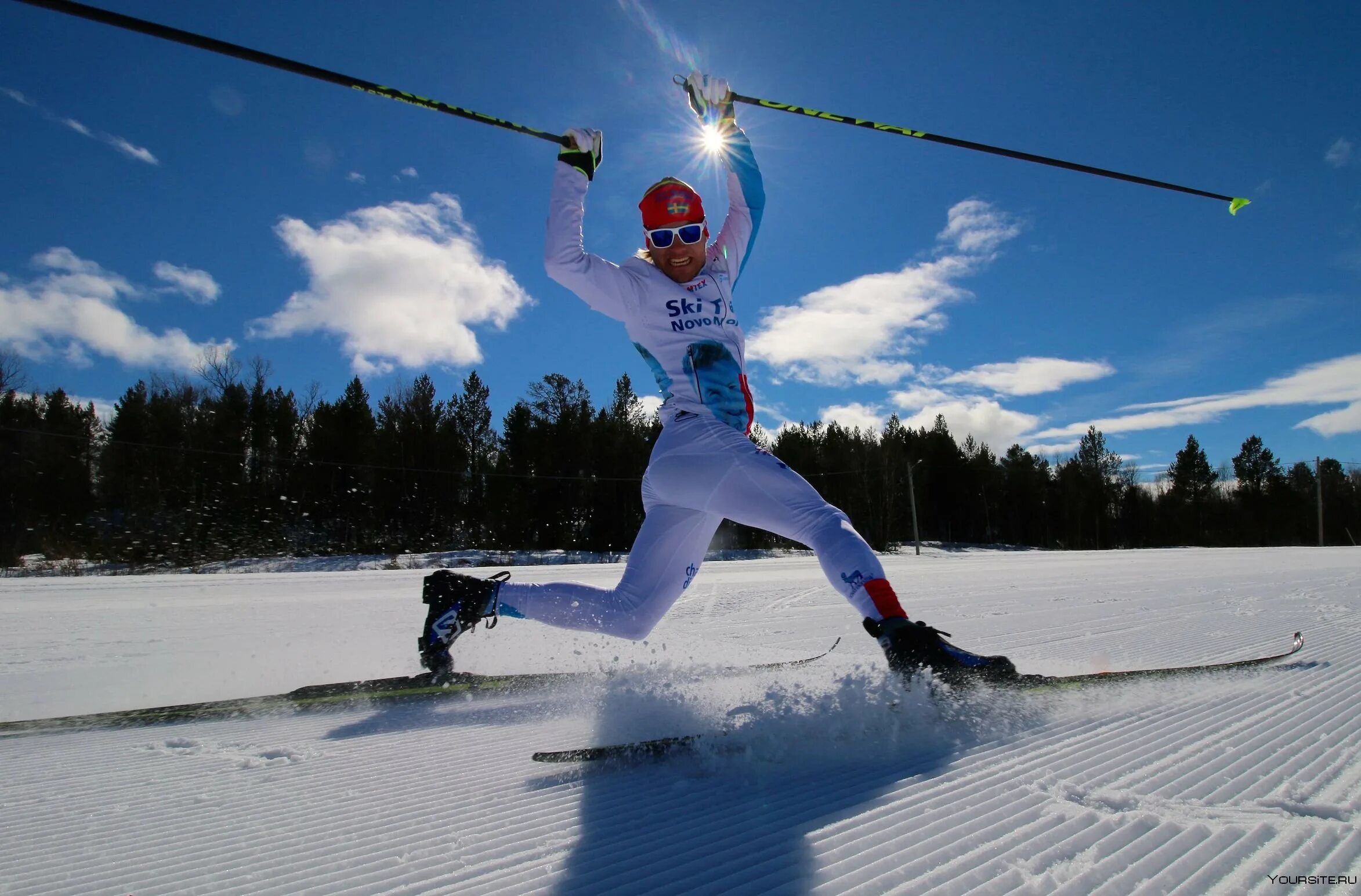 Skiing track. Холланд лыжник. Красивый лыжник. Лыжник на лыжах. Спортсмен на лыжах.