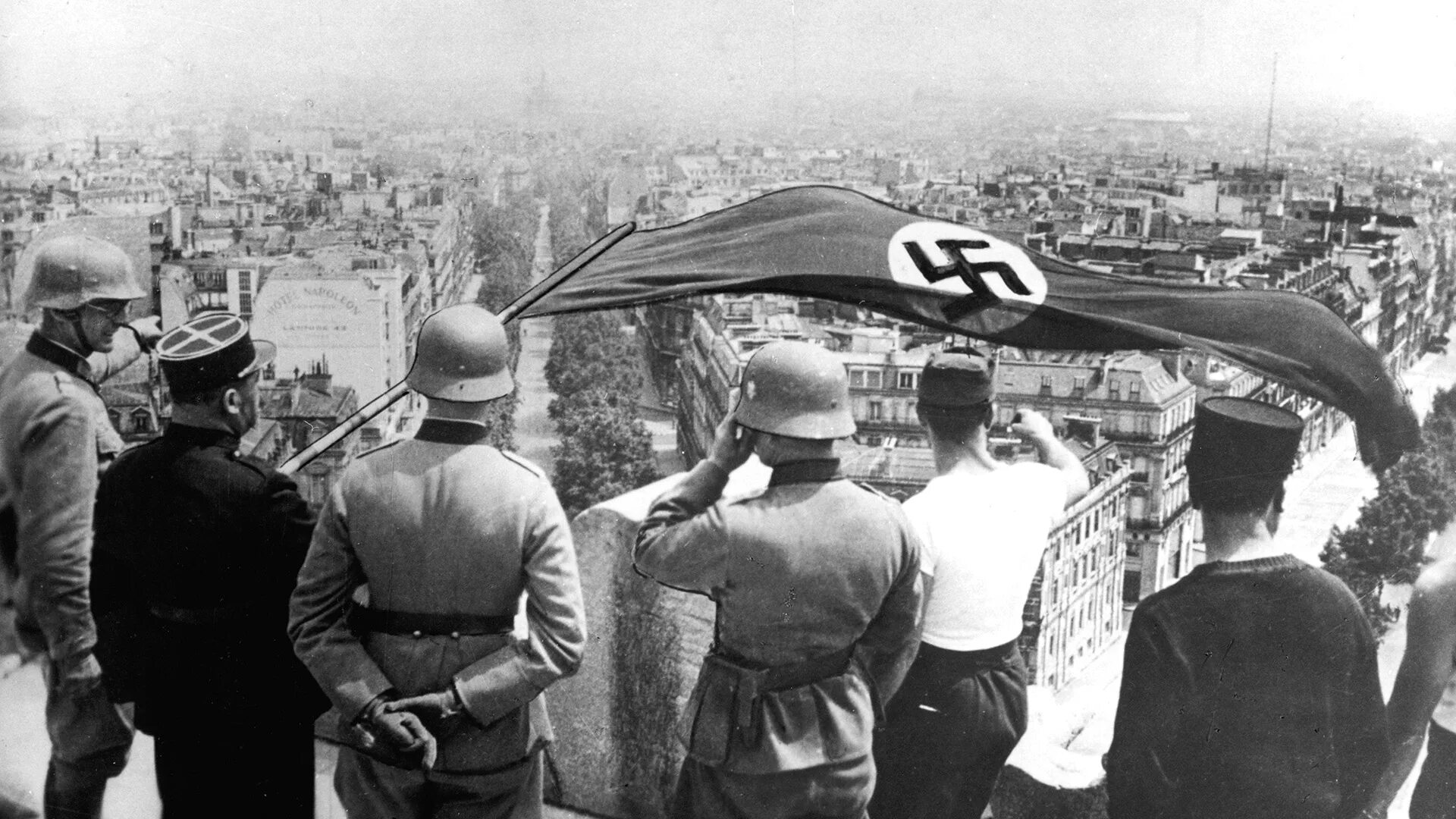 Капитуляция франции во второй. Фашисты в Париже 1940. Германия Франция 1940. Гитлер в Париже в 1940. Немцы во Франции 1940.