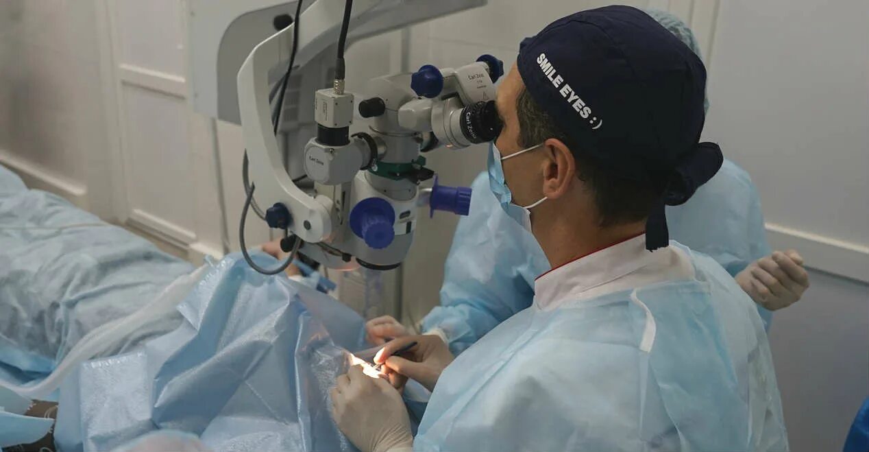 После операции сетчатки глаза ограничения. Высокотехнологические операции при разрыве сетчатки глаза. Отслоение сетчатки глаза операция фото. Доктор Хаус биопсия сетчатки глаза. Сетчатка глаза фото операция.