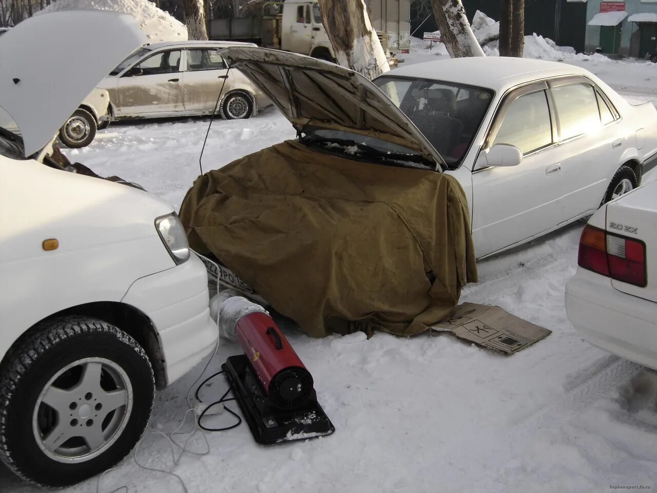 Отогрев авто горелкой. Отогрев двигателя. Как отогреть двигатель машины. Прогрев машины зимой. Запуск двигателя в мороз.