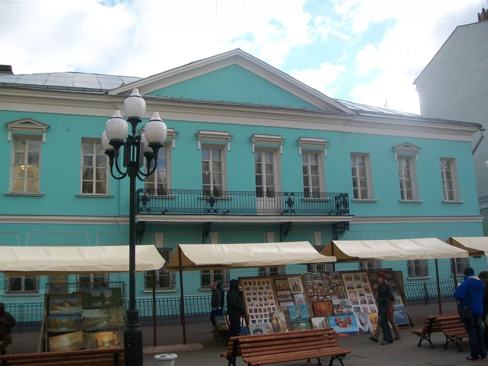 Дом пушкина в арбате. Мемориальная квартира а.с пушкина улица арбат дом 53. дом хитрово на арбате. дом музей пушкина на арбате. московская квартира пушкина на арбате.