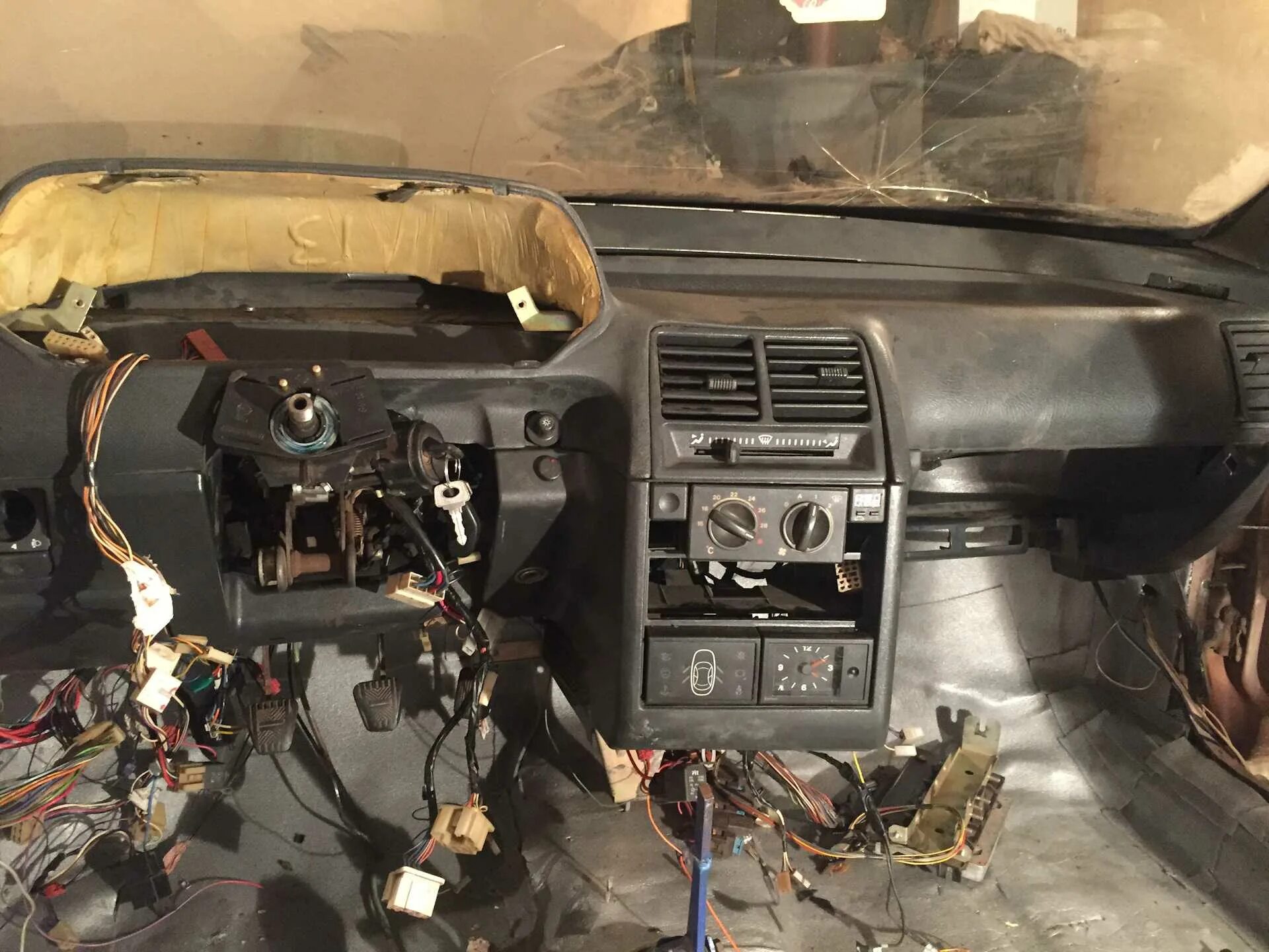 Как поменять панель на 2110. Крепление евро торпеды ваз 2110. Шумоизоляция панели ваз 2110. Как поменять панель на 2110. Верхняя часть торпедо ваз 2110.