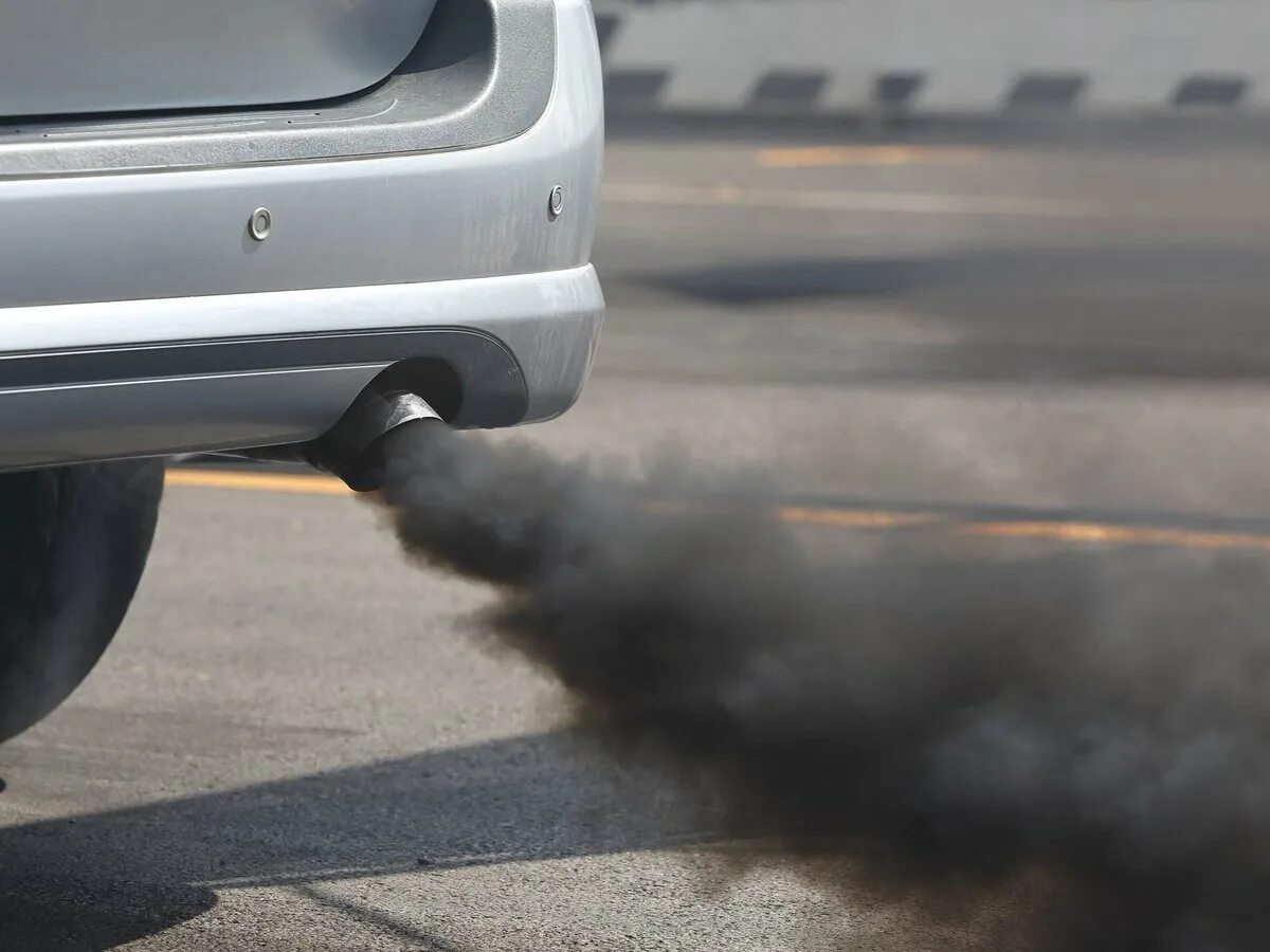 Автомобильные выхлопы. Выхлопная труба автомобиля. Выхлопные ГАЗЫ автомобилей. Выброс выхлопных газов автомобилями.