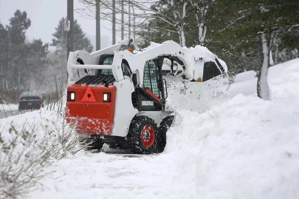Техника в снегу. Мини-погрузчик Bobcat s175. Мини-погрузчика Bobcat 175. Мини-погрузчик Bobcat s650. Снегоуборочный Bobcat трактор Bobcat.