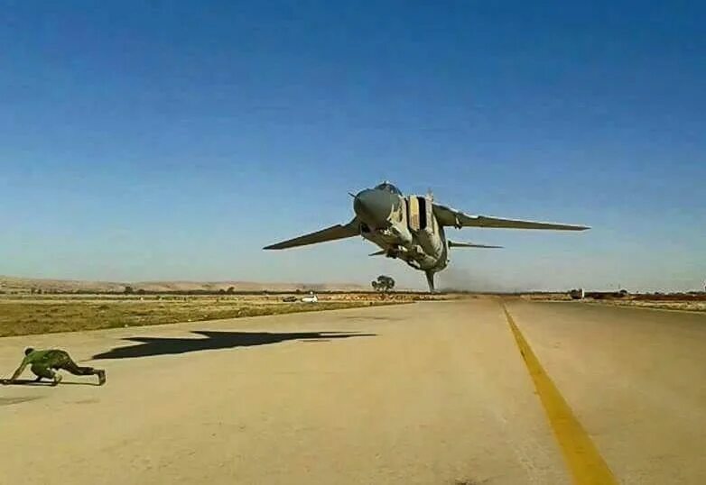 Истребитель низко. Libyan mig 23. Миг-23 истребитель. Миг 23 полет. Миг-23 парашют тормозной.