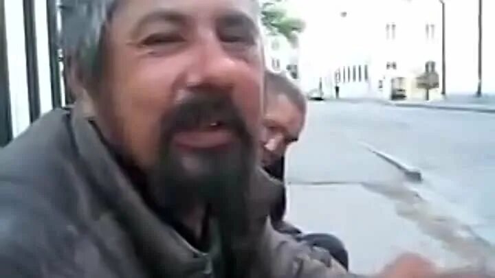 За рулем наркоманы приколы видео. Поздравления алкашей видео. Бомж поздравляет. Бомж. Алкаши поздравляют с новым годом.