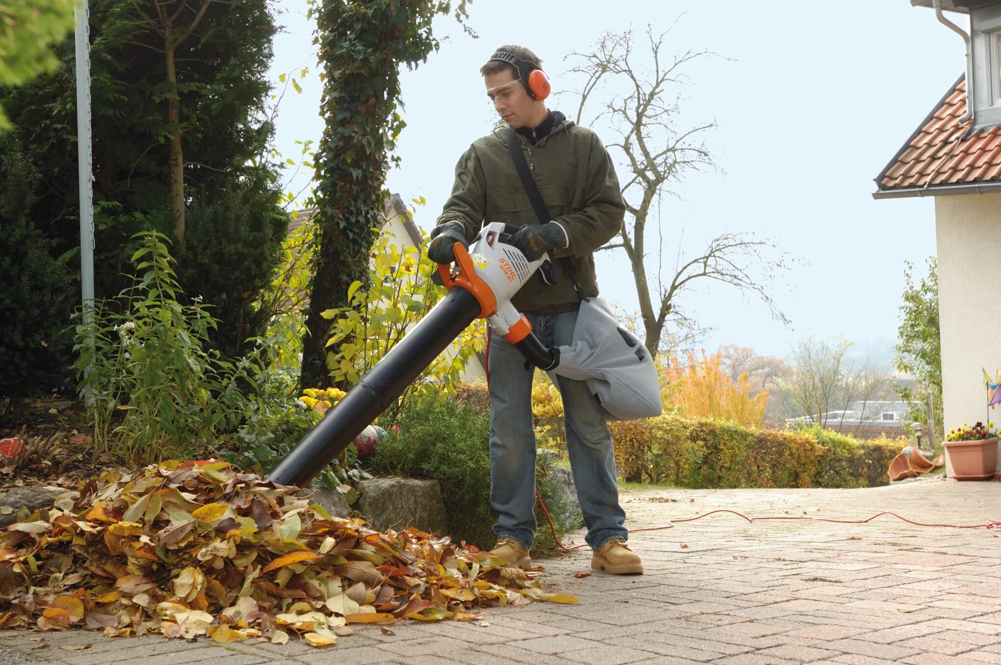 Нужно ли убирать листву. Воздуходувка-измельчитель Stihl she 71. Всасывающий измельчитель Stihl she 81. Пылесос Patriot Garden bv2000e. Пылесос садовый штиль 81.