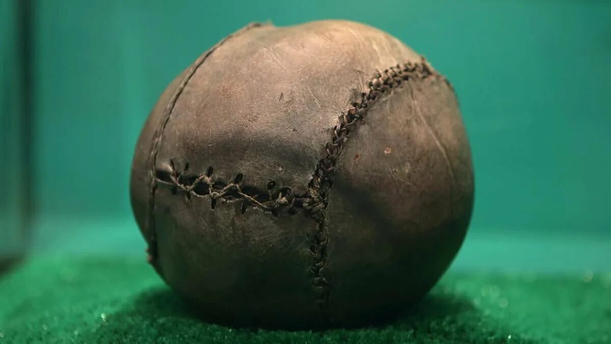 1 мяч в мире. Мяч в древней Греции фоллис. Первый мяч. Первый футбольный мяч. Самый первый футбольный мяч.