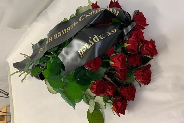 Траурные цветы москва. Траурный букет красных гвоздик. Поминальный букет гвоздик. Траурные букеты из живых цветов. Траурные цветы москва.