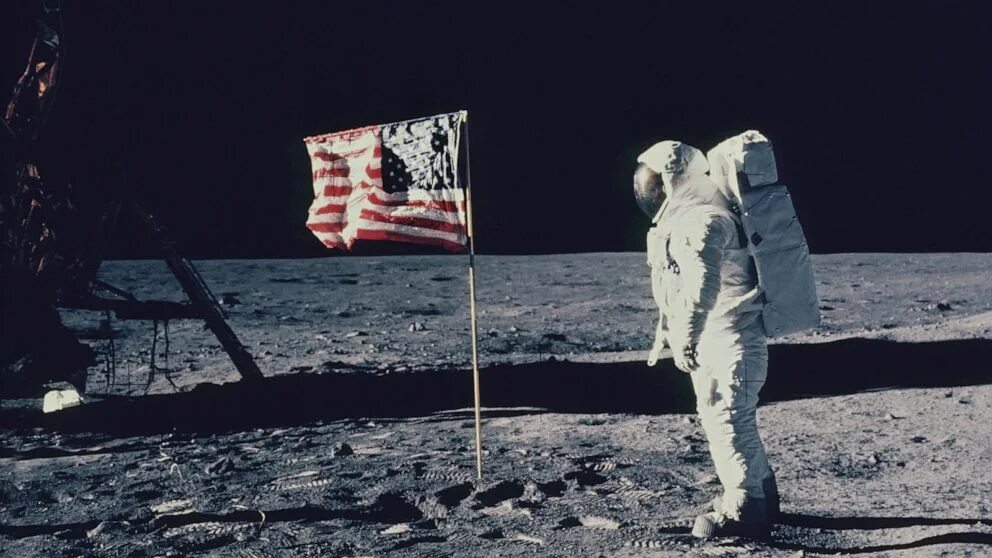 Флаг на Луне. Американский флаг на Луне. Флаг американцев на Луне. Космонавт на Луне.