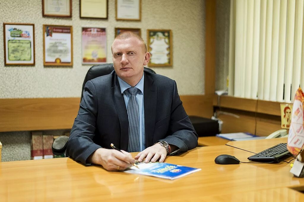 Филяев ростовский кремль. Овчаров валерий иванович. Жадобин директор зоопарка. Валерий овчаров ростов ипподром. Директор зоопарка ростов-на-дону жадобин.