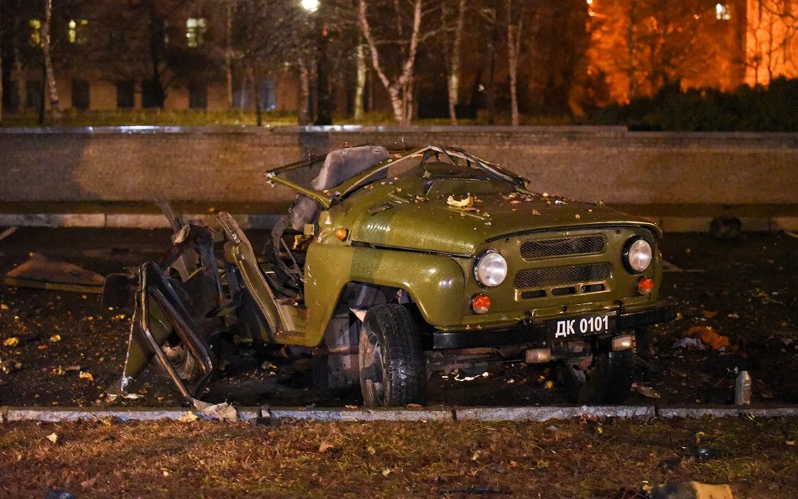 В донецке взорван штаб. Взорвана машина начальника народной милиции днр.. уазик взорван в центре.