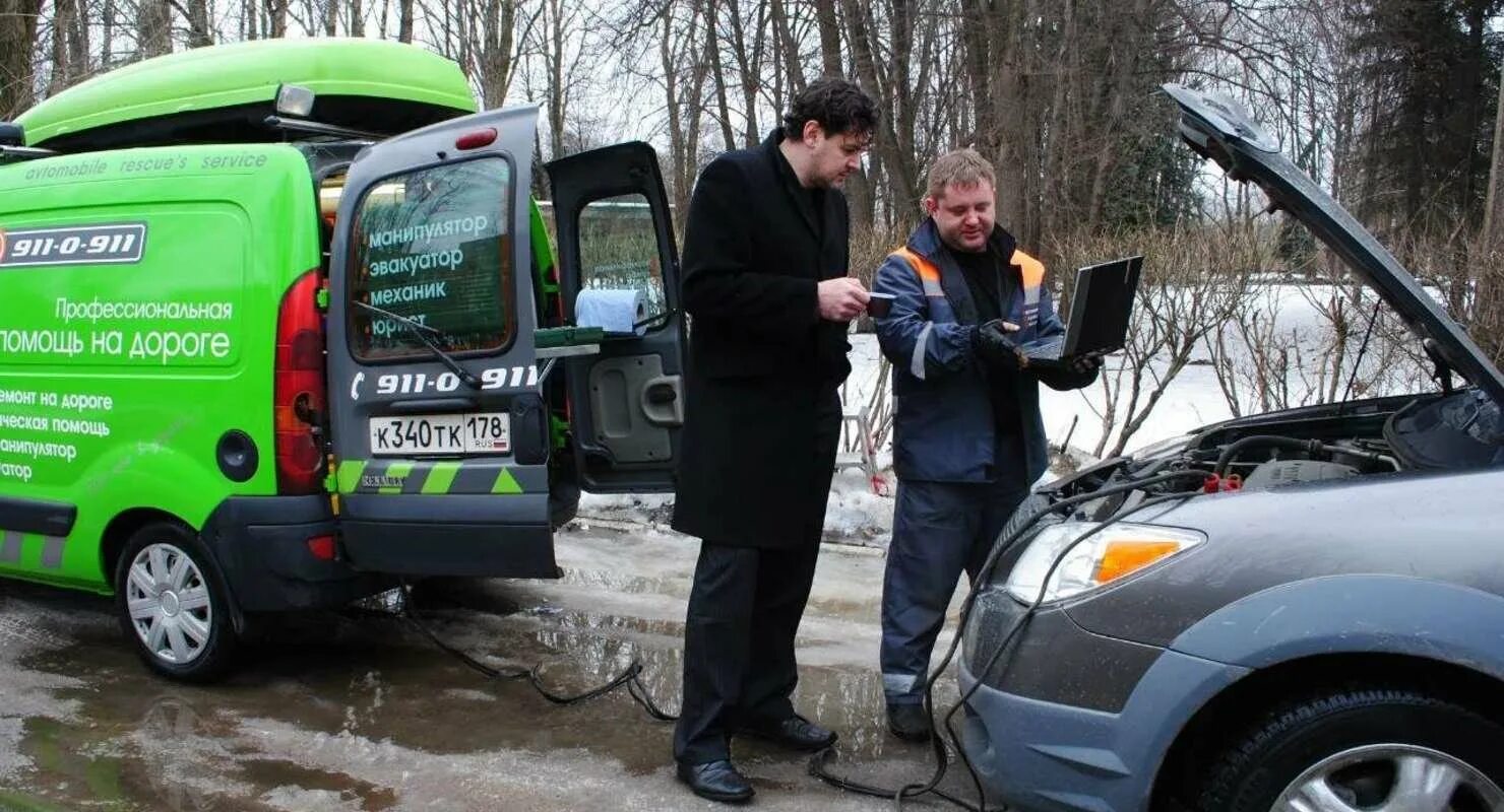 Техпомощь на дороге. Автомобиль "техпомощь". Служба техпомощи на дороге. Машина техпомощи на дороге.