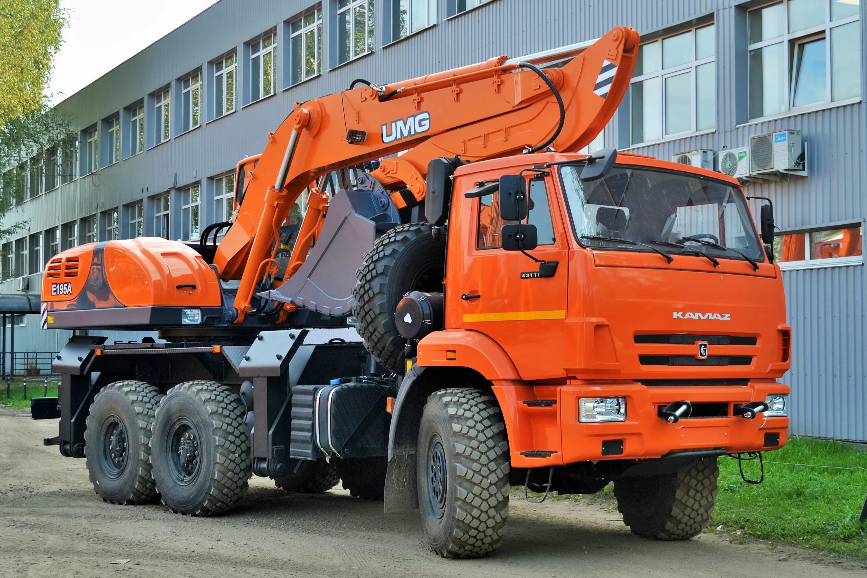 Камаз ход. Экскаватор на шасси КАМАЗ 43118. Экскаватор на автомобильном ходу КАМАЗ-43118 e195а. UMG e195a экскаватор. Е195а КАМАЗ-43118.