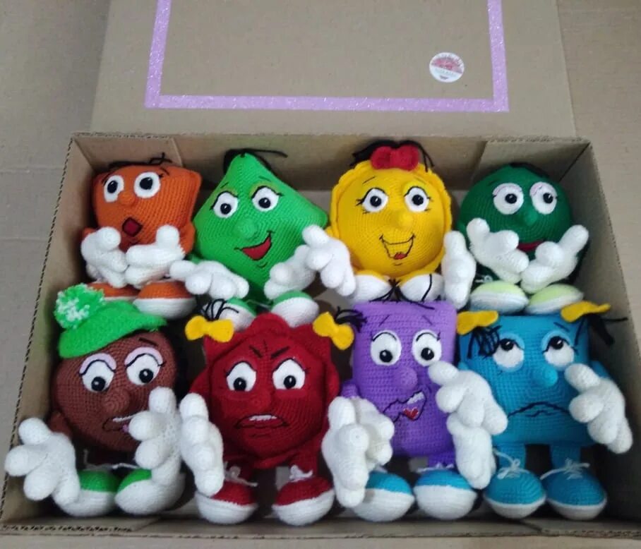 Эмоциональная игрушка. Театр эмоций картинки для детей. Мягкая игрушка таблетка. Игрушки с эмоциями. Подушка в виде смайлика.