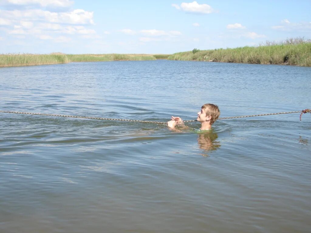 Купаются ли в балтийском море. Купаются ли в лиманах. Лиман анапа витязево. Азовское море ейск меляки. Девушка купается в море.