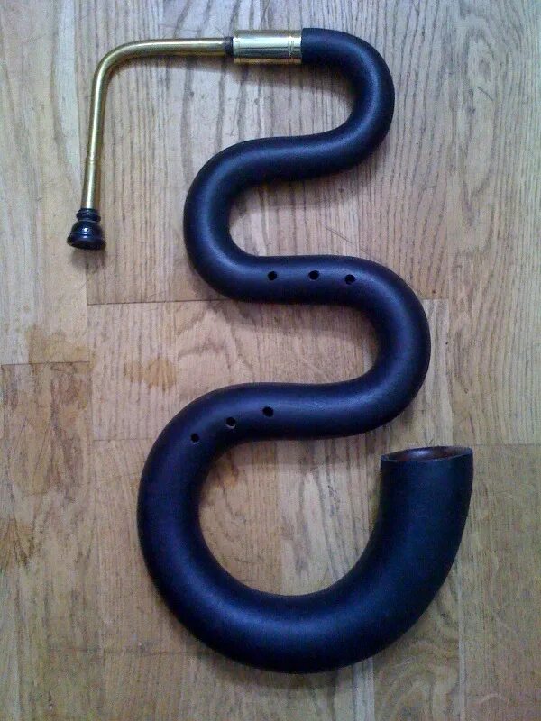 Серпент. Серпент инструмент. Серпент старинный инструмент. Музыкальный инструмент змей.