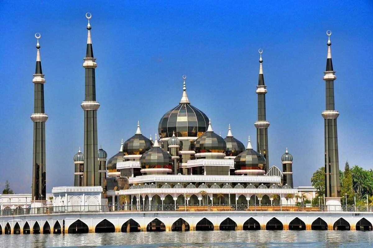 Самые известные мусульмане. Мечети Куала Тренгану Малайзия. Кристальная мечеть Малайзия. Мечеть Кейзерстрат Суринам. Мечеть Захир в кедах Малайзия.