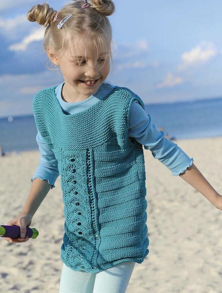 Вязание спицы жилеты девочка. Вязанная желетуа дл девочки. Жилетка для девочки. Вязаный жилет для девочки. Вязанная желетуа дл девочки.