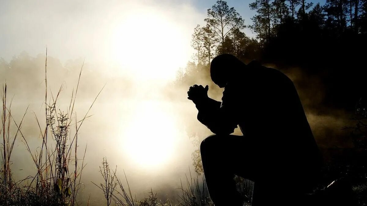 Image of praying. Парень молится. Молились природе. Молились природе. Мужчина молится.