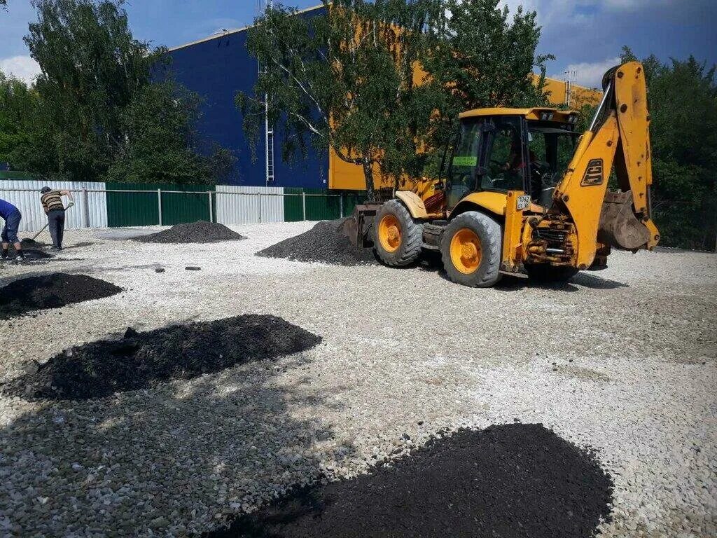 Укладка асфальтовой крошки в москве и московской. Асфальтная крошка. Укладка асфальтной крошки. Асфальтирование асфальтовой крошкой. Укладка асфальта асфальтной крошки.