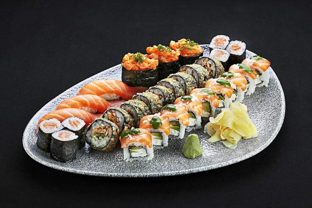 Маки лосось сеты суши. Sushi Maki Тула. Японская кухня сеты. Много лосося роллы.