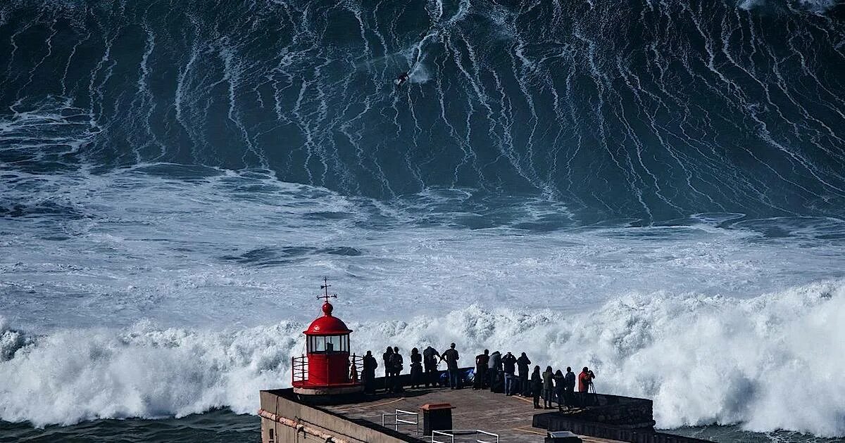 Самая высокая волна. Назаре Португалия. Бискайский залив волны убийцы. Самые высокие волны в мире в Назаре Португалия. Ирландия ЦУНАМИ.