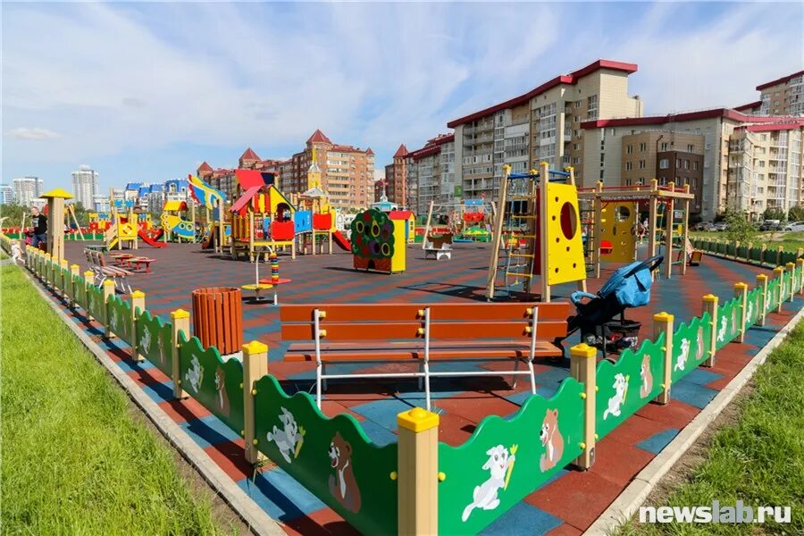 Парк горького красноярск аттракционы. Детские парки красноярск. Парк 400-летия красноярска (ул. Парк 400 летия красноярска детская площадка. Троя парк аттракционы.