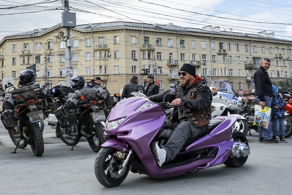 Байкер на мотоцикле. Парад мотоциклистов. Закрытие мотосезона. Байкеры Сибири.