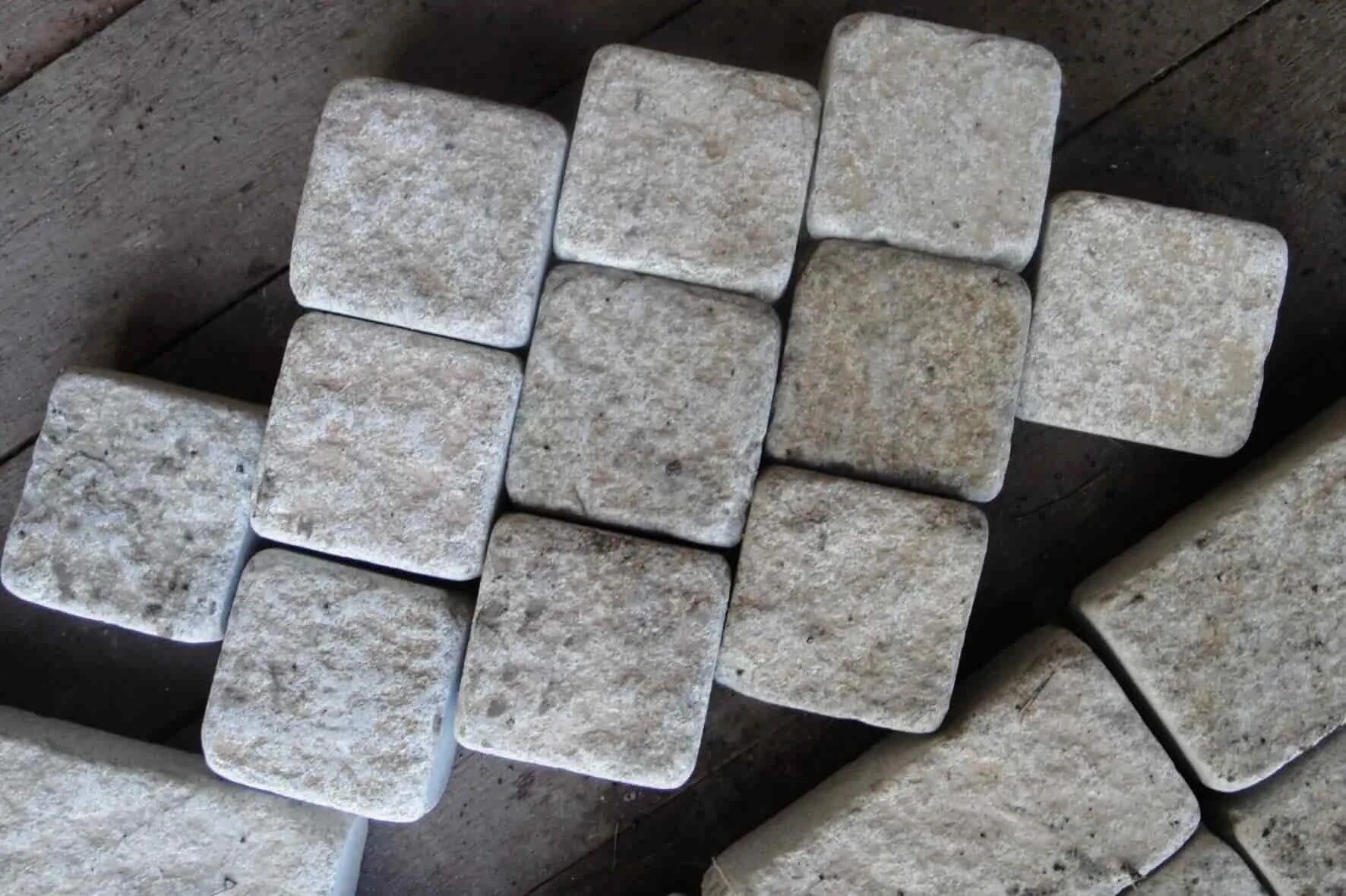 Камень для брусчатки 6 букв последняя з. Брусчатка гранитная галтованная. Мощение брусчатка бесшовная. Брусчатка песчаник пилено-галтованный серый. Мощение камнем текстура.