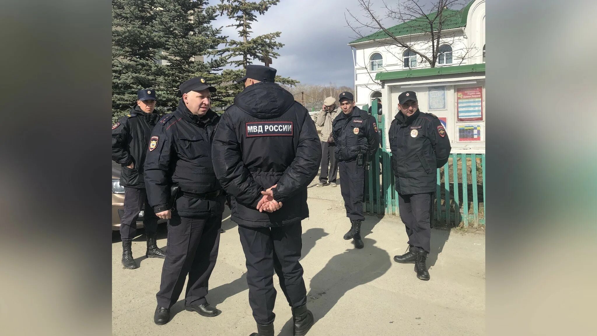 Таджики зарезали в челябинске. Школьника задержала полиция. Фото полицейского. Полиция арестовала школьника.