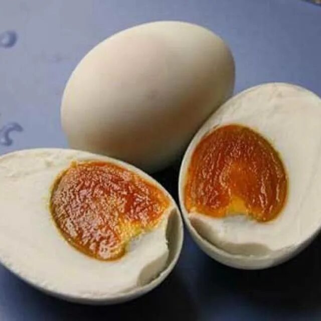 Можно ли есть варен яйца. Соленые Утиные яйца Китай. Вареное яйцо в разрезе.