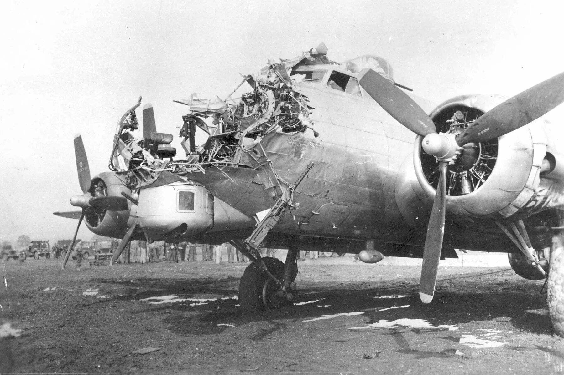 Повреждение самолетов. B 17 бомбардировщик. Бомбардировщик b-17g. B-17 летающая крепость поврежденный. Бомбардировщик б17 повреждения.