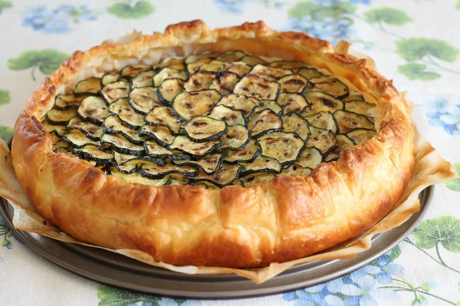 Мясной пирог в духовке из слоеного теста. Пирог мясной слоеный. мясной пирог из слоеного теста. круглый слоеный пирог. пирог с цукини.