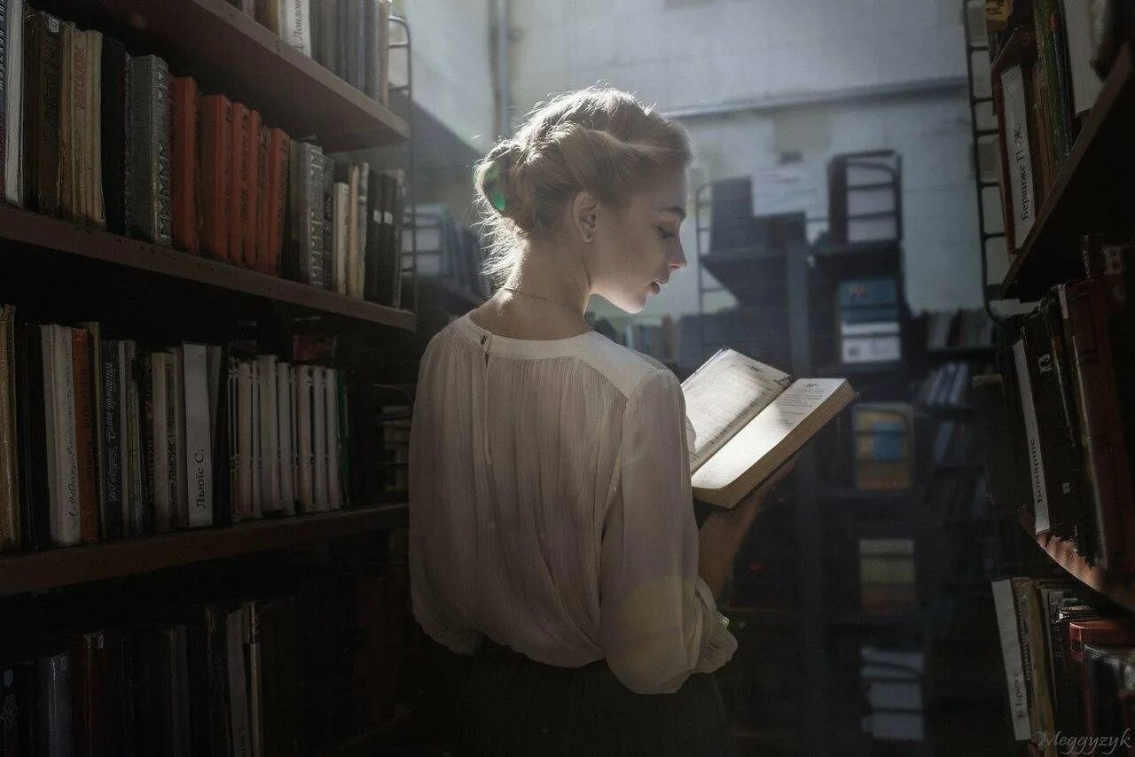 Учительница читает книгу. Девушка в библиотеке. Фотосъемка в библиотеке. Девушка с книгой. Умная девушка.